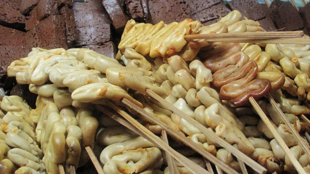 Skewered grilled intestines and blood