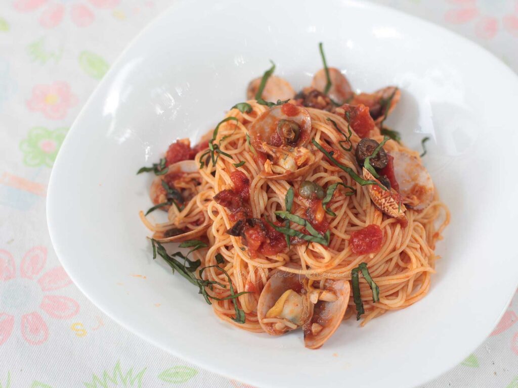 Pasta arrabbiata with fresh clams
