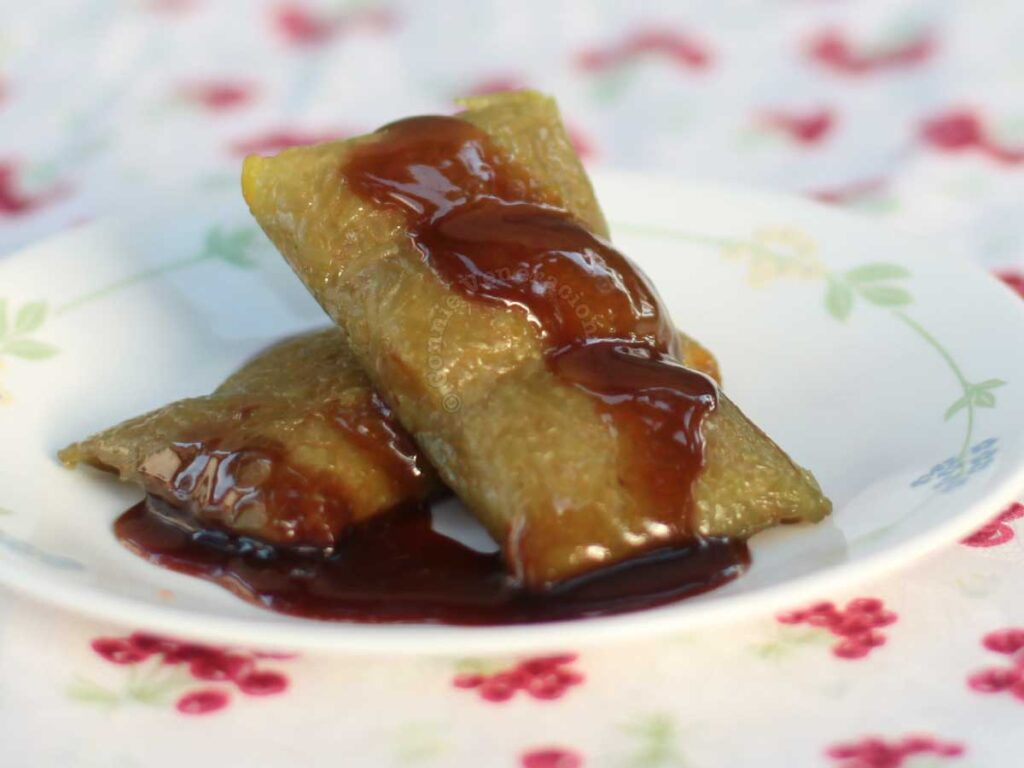 suman (Filipino sticky rice cakes) sa lihia