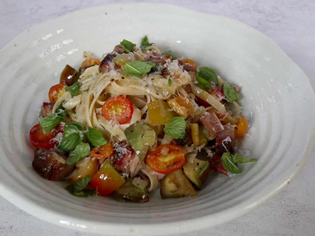 Linguine with beef brisket BBQ and vegetables