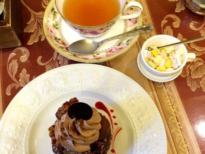 Tea and cake at Salon de The Alcyon, Osaka 2019