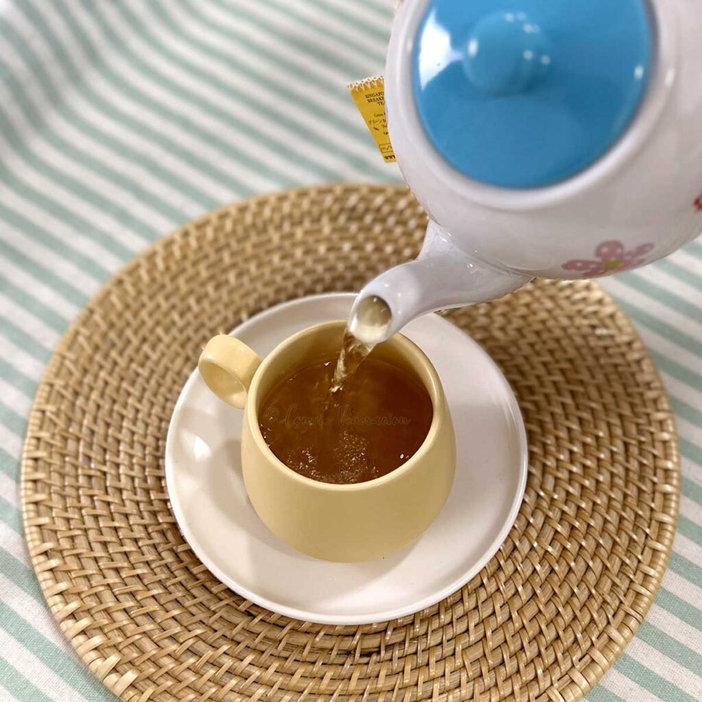 Pouring tea into cut