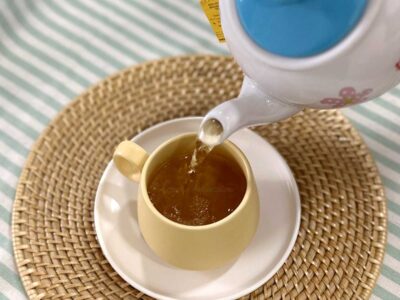 Pouring tea into cut