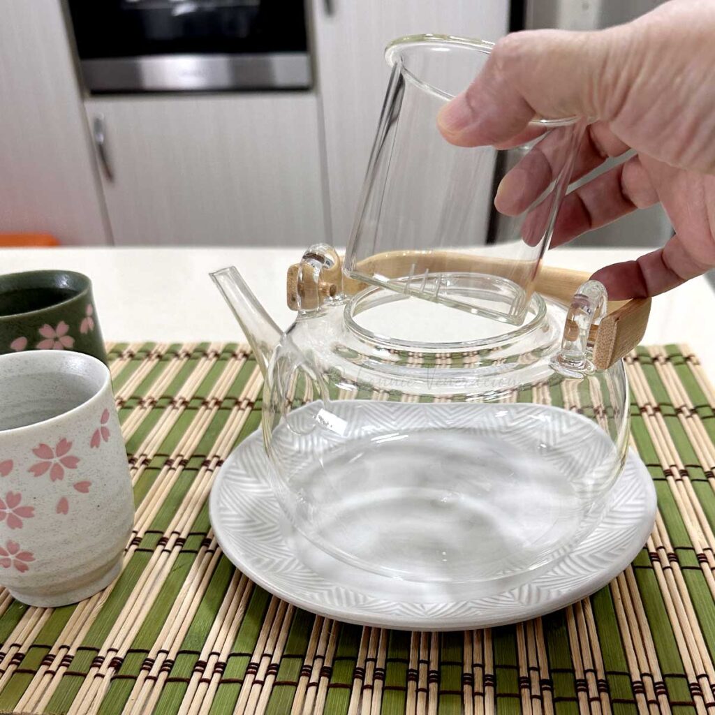 Teapot with glass strainer